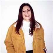 studentessa universitaria offre lezioni a bambini di elementari e medie